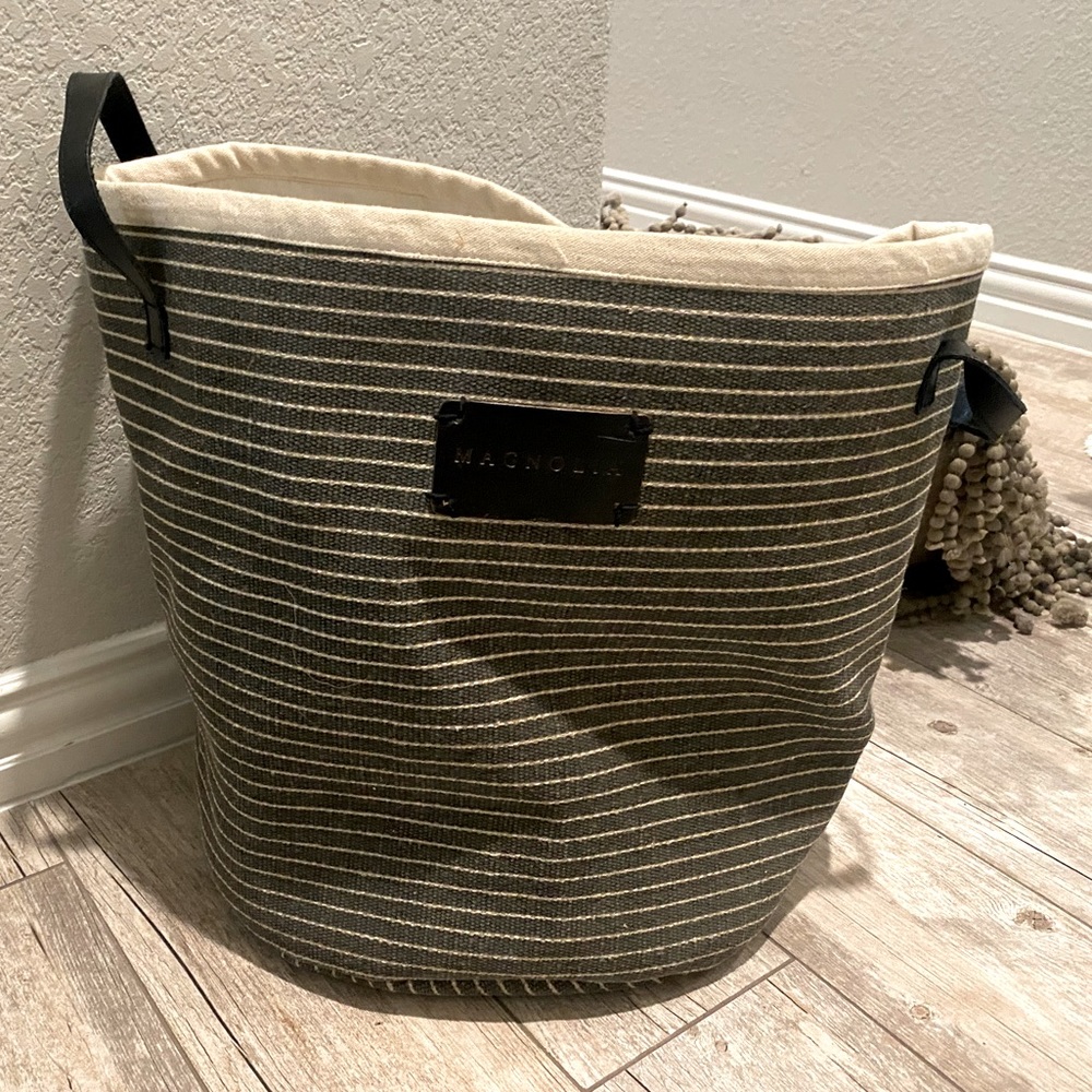 Magnolia basket